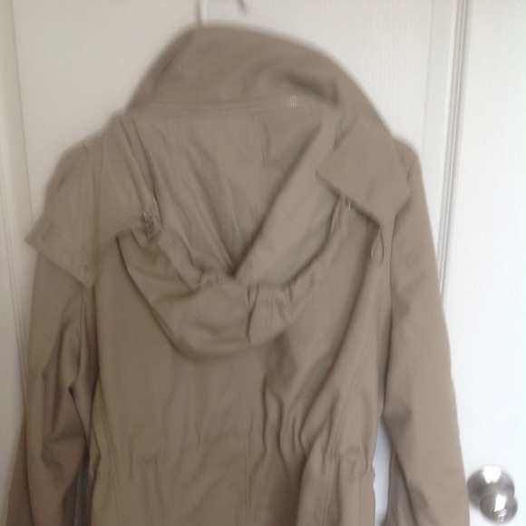 Reversible rain jacket - Picture 2 of 3